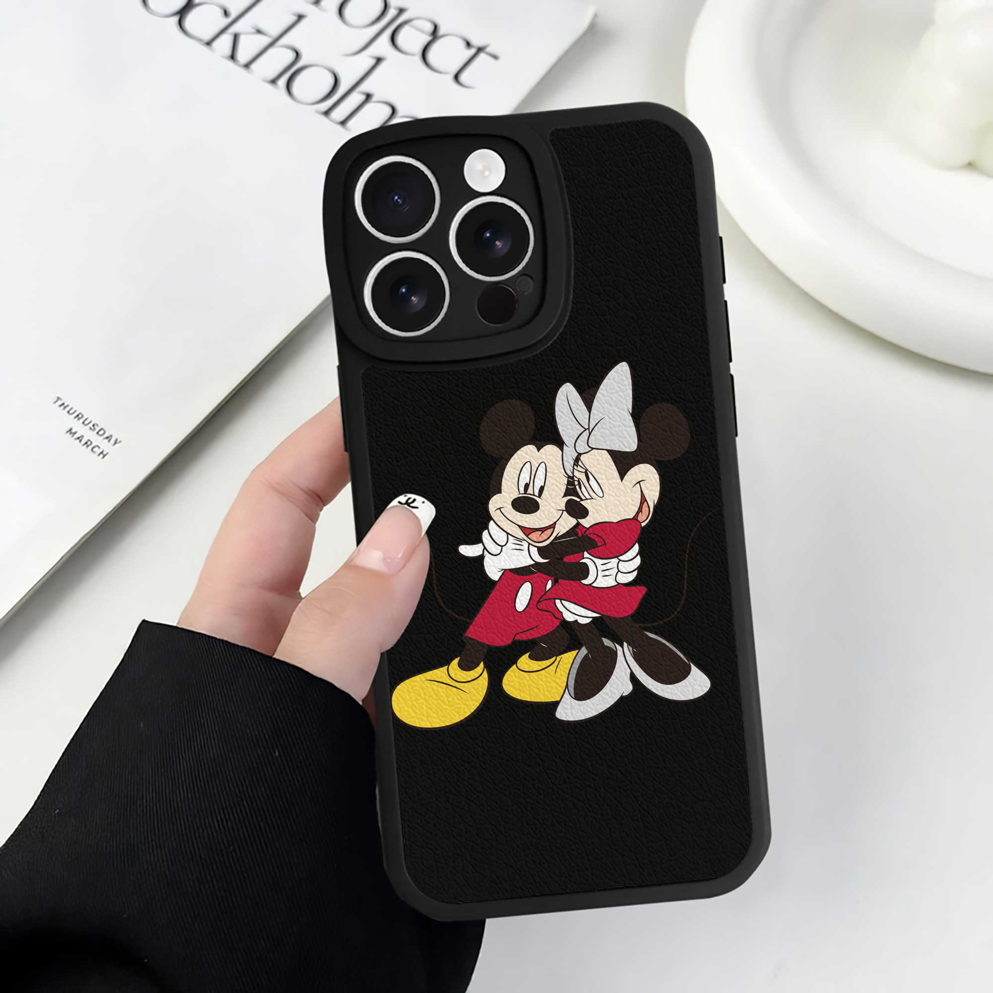 （画像用） ミッキーマウス Mickey Mouse 【iPhone 16シリーズ対応】シリコンスマホケース（レザー調） 材質：シリコン